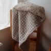Couverture vichy beige et sherpa écru