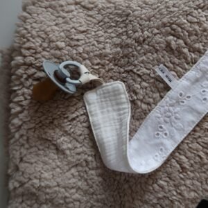 Attache sucette en broderie anglaise