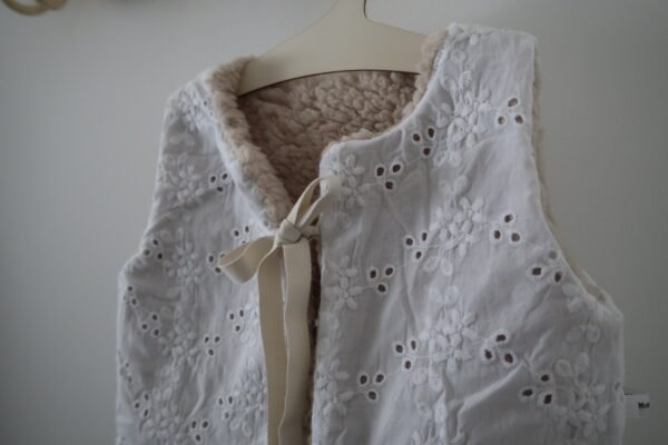 Gilet de berger en broderie anglaise / 12-18 mois