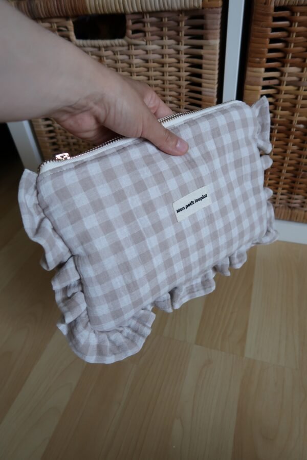 Trousse plate à volant