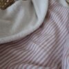 Couverture rayée rose et bouclette blanche