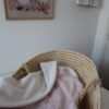 Couverture rayée rose et bouclette blanche
