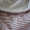 Couverture rayée rose et bouclette blanche