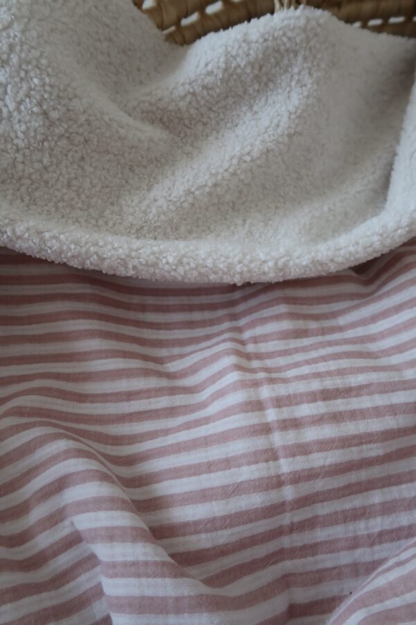 Couverture rayée rose et bouclette blanche