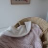 Couverture rayée rose et bouclette blanche