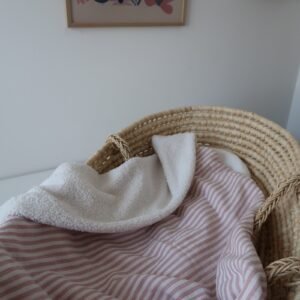 Couverture rayée rose et bouclette blanche