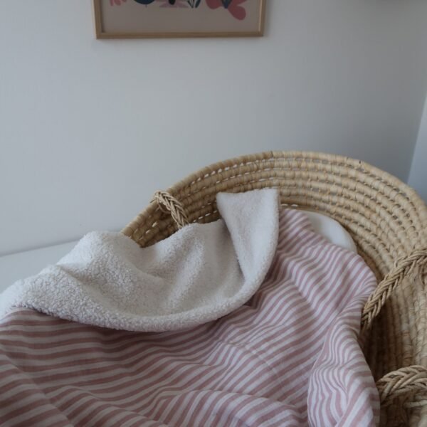 Couverture rayée rose et bouclette blanche