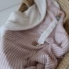 Couverture rayée rose et bouclette blanche