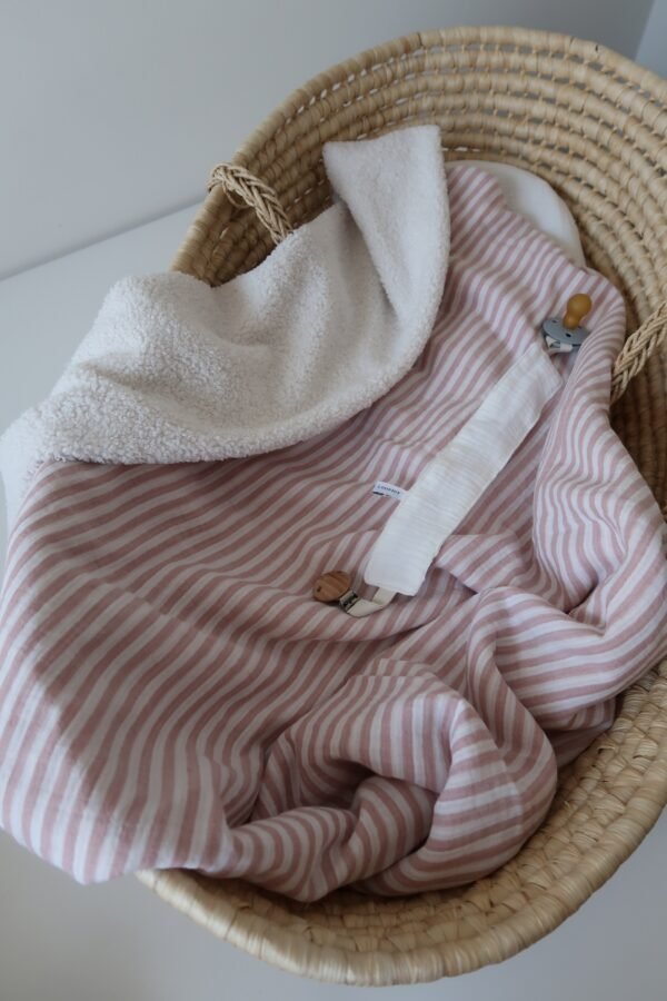 Couverture rayée rose et bouclette blanche